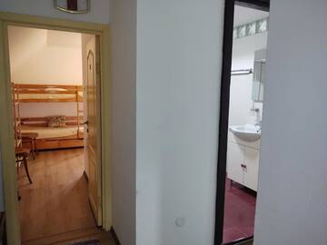 Фото номера Четырехместный номер с общей ванной комнатой Гостевой дом Vendel Guesthouse г. Lutoasa 5